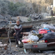 Un hombre se sienta junto a los escombros de sus pertenencias, tras un ataque israelí en Bureij, Franja de Gaza, ayer.