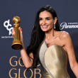 La actriz estadounidense Demi Moore posa con el premio a la Mejor Actuación Femenina en una Película