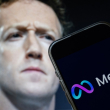 Esta ilustración fotográfica creada el 7 de enero de 2025 en Washington, DC, muestra una imagen de Mark Zuckerberg, director ejecutivo de Meta, y una imagen del logotipo de Meta.