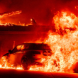 Un automóvil y una casa se quemaron durante el incendio de Eaton en el área de Altadena del condado de Los Ángeles, California, el 8 de enero de 2025.