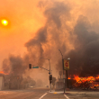 Las llamas del incendio Eaton impulsado por el viento envuelven una casa en Altadena, California, 8 de enero de 2025.