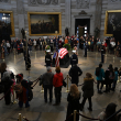 El público observa el ataúd cubierto con la bandera del expresidente Jimmy Carter