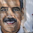 Un hombre camina frente a un grafiti con la imagen del presidente venezolano Nicolás Maduro en Caracas el 8 de enero de 2025.