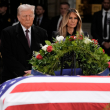 El presidente electo Donald Trump y su esposa, Melania Trump, frente al féretro del expresidente Jimmy Carter durante su funeral en el Capitolio federal, ayer.