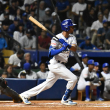 Sergio Alcántara al momento de conecta el imparable que remolcó la única vuelta que necesito el Licey para superar 1-0 a las Aguilas.