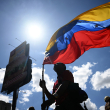 Un manifestante ondea una bandera venezolana