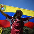 Un manifestante muestra una bandera venezolana durante una protesta