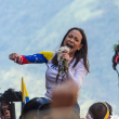 La líder opositora venezolana María Corina Machado, interviene en plena calle, a 9 de enero de 2025, en Caracas (Venezuela).