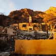 Una casa quemada destruida por el incendio Palisades se ve a lo largo de la autopista de la costa del Pacífico en Malibú, California, el 10 de enero de 2025