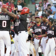 Jugadores de los Leones celebran en el plato.