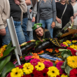 Gali, la madre del soldado israelí Sargento Yahav Maayan muerto en combate en la Franja de Gaza, junto a la tumba de su hijo durante su funeral en un cementerio militar en Modiin, Israel, ayer.