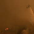 Un helicóptero arroja agua sobre el incendio Palisades en Mandeville Canyon