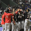 Jugadores de los Leones celebran la décima carrera en el triunfo ante los Tigres.