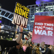 Manifestantes levantan pancartas durante una protesta que pide acciones para asegurar la liberación de los israelíes retenidos como rehenes en Gaza desde octubre de 2023.