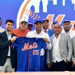 Elian Peña exhibe la camiseta de los Mets, minutos después de estampar su firma de 5 millones. Figuran el padre del novato, así como sus entrenadores Javier Rodríguez y Carlos Hernandez