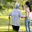 Hay jóvenes que aman tanto a sus abuelos como a sus padres, brindándoles mimos y cuidados.