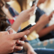 La retirada de los teléfonos inteligentes de las escuelas, de acuerdo con estudios realizados en Bélgica, España y el Reino Unido citados en el informe GEM, mejora los resultados de aprendizaje.