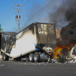 Un camión se incendia en una calle de Culiacán, estado de Sinaloa, México, el 5 de enero de 2023, después de que fuerzas de seguridad capturaran a Ovidio Guzmán, hijo del exjefe del Cártel de Sinaloa, Joaquín "El Chapo" Guzmán
