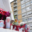 se colocan velas a los pies de una estatua del papa Juan Pablo II en el exterior del hospital Gemelli,