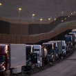 Camiones hacen fila cerca de la frontera entre México y Estados Unidos antes de cruzar la frontera en el cruce comercial de Otay en Tijuana, estado de Baja California, México, ayer.