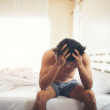 Hombre preocupado en una cama