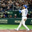Shohei Ohtani observa la bola mientras se va de jonrón.