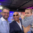 Carlos Medina junto a su hijo y el merenguero Rubby Pérez quien le salvó la vida hace 20 años