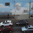 Los vehículos pasan junto a un mural del difunto papa Francisco en Buenos Aires