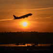 Un avión despega del Aeropuerto Nacional Ronald Reagan de Washington mientras sale el sol, el lunes 3 de febrero de 2025 en Arlington, Virginia.
