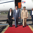 Al mandatario y su comitiva lo recibieron a su llegada a suelo dominicano por la terminal de la Base Aérea de San Isidro, el ministro de Defensa, teniente general Carlos Fernández Onofre, entre otros