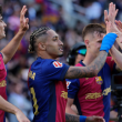 Varios jugadores del Barcelona se felicitan luego que el equipo superara al Real Madrid en la celebración del gran Clásico español.