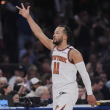 Jalen Brunson de los Knicks de Nueva York ahce un gesto hacia los aficionados en el juego 6 de las semifinales de la Conferencia Este ante los Celtics de Boston.