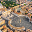 Vista aérea panorámica de la Plaza de San Pedro situada delante de la Basílica de San Pedro, las cuales conforman, en conjunto, el núcleo principal del Vaticano. Civitatis.