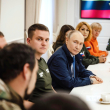En esta imagen publicada por el servicio de prensa de la presidencia rusa, ayer, el presidente de Rusia Vladímir Putin, en el centro, con voluntarios en el Kursk, Rusia.