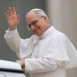 El papa León XIV saluda a su llegada a su primera vista general en la plaza de San Pedro del Vaticano, ayer miércoles.