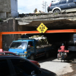 Un fallo de origen que no se corrige, con una altura y un ancho insuficiente, sin inspección. Esas son las amenazas más activas que presenta este puente a desnivel.