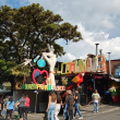El área turística está llena de colorido