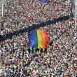 Personas participan en el desfile del Orgullo de Budapest en el centro de Budapest el 28 de junio de 2025.