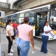 Ciudadanos abordando autobús de la OMSA