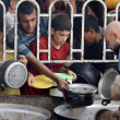 Palestinos esperan comida en un comedor social en la zona de Mawasi, en Khan Yunis, al sur de la Franja de Gaza, el 22 de julio de 2025.