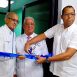 El jefe del departamento de cirugía plástica del Hospital Salvador B. Gautier, doctor Severo Mercedes, junto al doctor homenajeado, Julio César Peña Encarnación