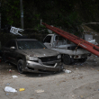 La chatara de vehículos se acumula a orilla de calles y en predios desocupados rodeados de basura.