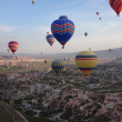 Capadocia, famosa por sus formaciones rocosas y chimeneas de hadas. Aquí, el amanecer se vive desde un globo aerostático,
