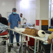 Afganos heridos reciben atención médica en un hospital tras el terremoto en Jalalabad, en el este de Afganistán, el 1 de septiembre de 2025. El 1 de septiembre se llevaba a cabo una gran operación de rescate en Afganistán, después de que un fuerte terremoto y múltiples réplicas arrasaran viviendas en una región montañosa remota, causando la muerte de más de 800 personas, según informaron las autoridades talibanes.