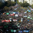 Vista aérea de personas que asisten a una manifestación frente al Congreso Nacional contra los vetos del presidente argentino Javier Milei en Buenos Aires el 17 de septiembre de 2025.