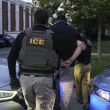 Agentes del Servicio de Inmigración y Control de Aduanas de Estados Unidos (ICE) realizan un arresto durante un operativo matutino en Park Ridge, Illinois, el viernes 19 de septiembre de 2025