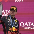Max Verstappen de Red Bull camina al podio con el trofeo tras ganar el Gran Premio de Azerbaiyán el 21 de septiembre del 2025.