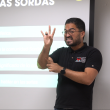 Pablo Taveras, joven sordo, impartiendo una charla en la Universidad APEC.
