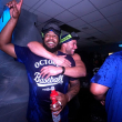 Vladimir Guerrero Jr festeja con uno de sus compañeros en el camerino de los azulejos, equipo que alcanzó su clasificación