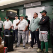 Miguel Feris, presidente de las Estrellas, se dirige a los jugadores en el clubhouse del club. Le acompañan Fernando Tatis, Luis Manuel Aguiló y Ángel Ovalles.